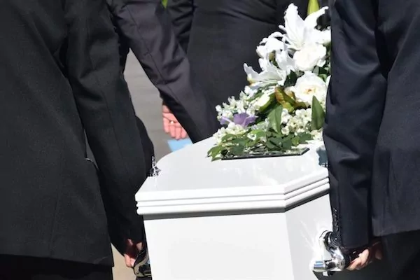 Don’t Bury Your Money: 5 Tips For A Cheap Funerals Reception